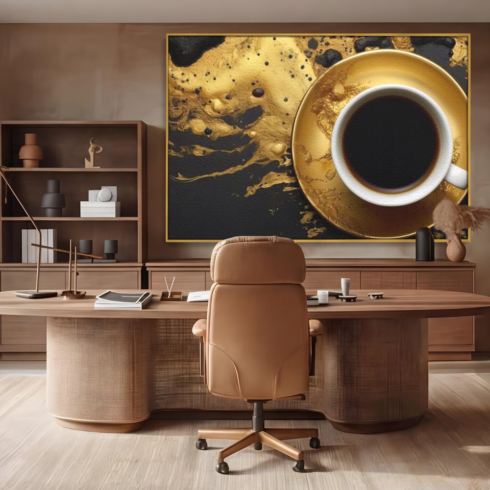 Tablou canvas cu tablou canvas cu ceasca de cafea, in rama de aluminiu auriu, pe perete intr-un birou
